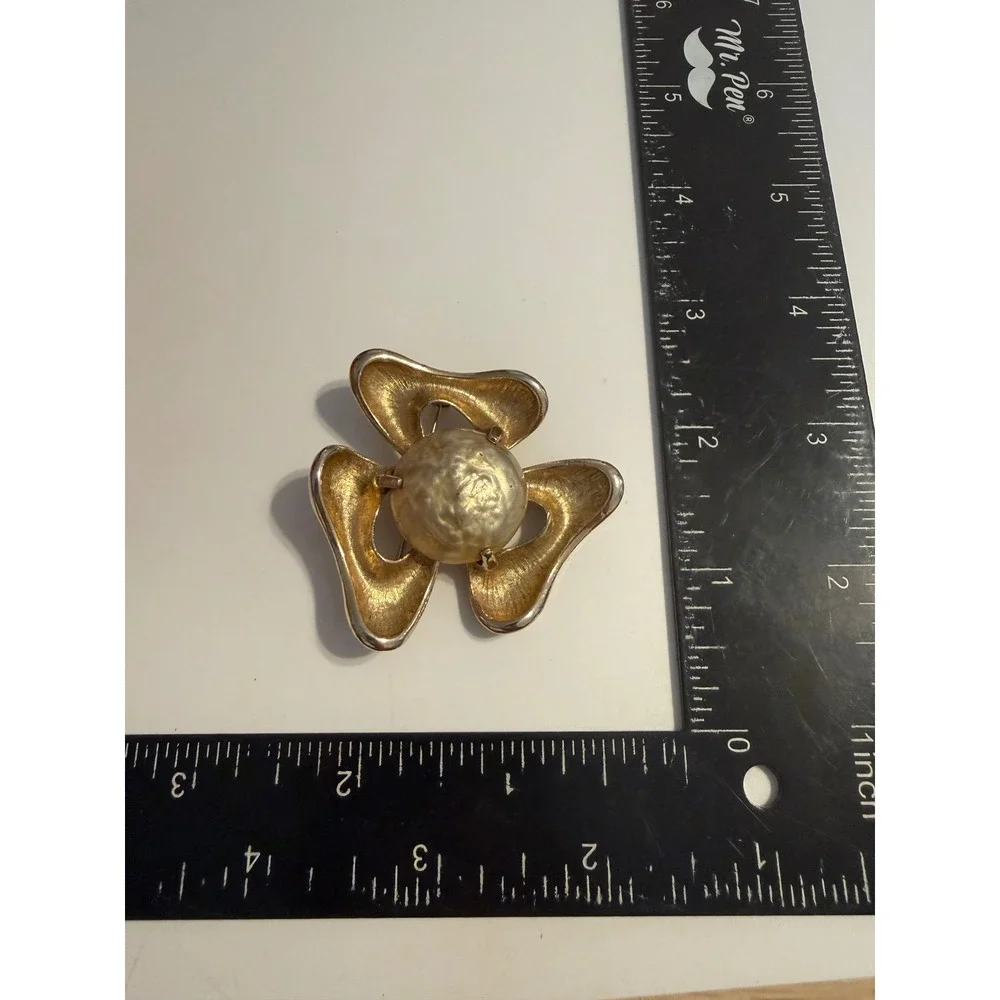Sarah Coventry Gold Tone Faux Mabe Pearl Abstract Flower Brooch Pin Vintage